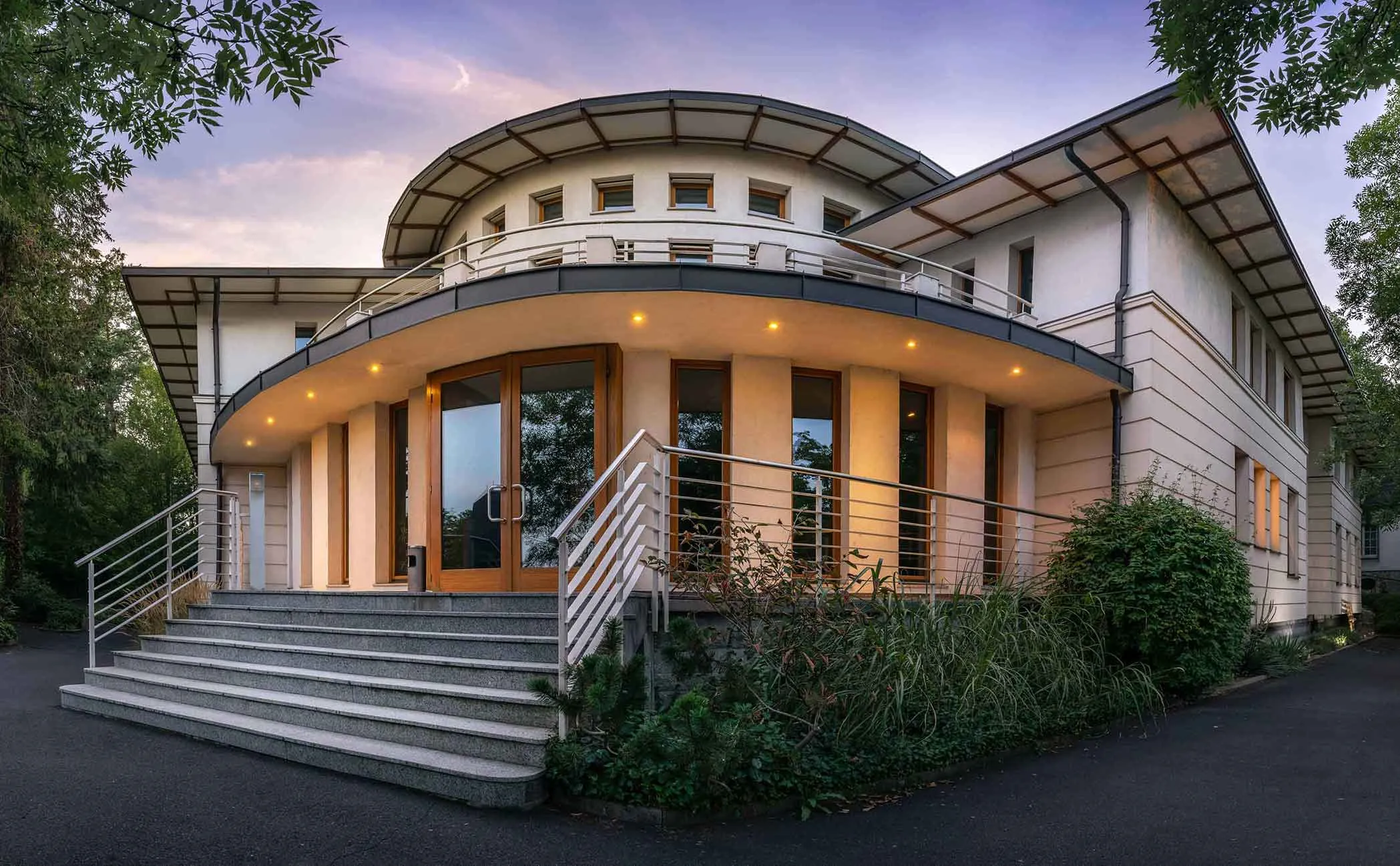 Bürogebäude der Prof. Thome Gruppe mit Rundbau und Eingangstreppe